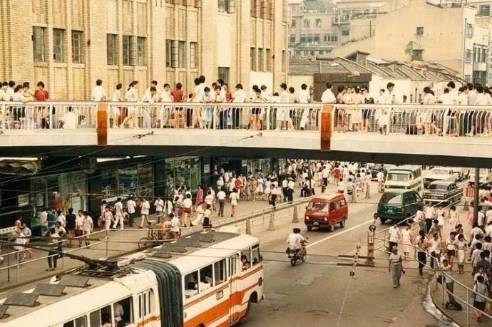 上海90年前视频曝光，街上美女如云，果然是远东第一大都市!