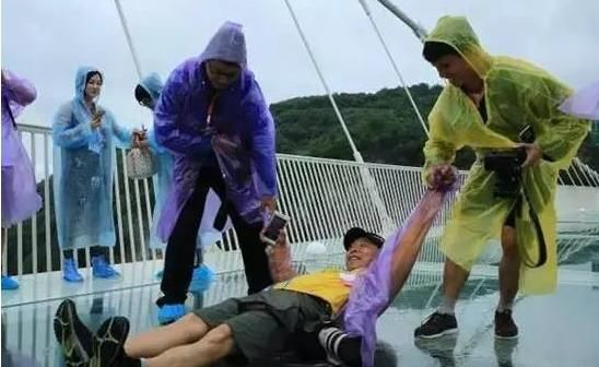 走着上去,爬着回来,中国第一“玻璃桥”