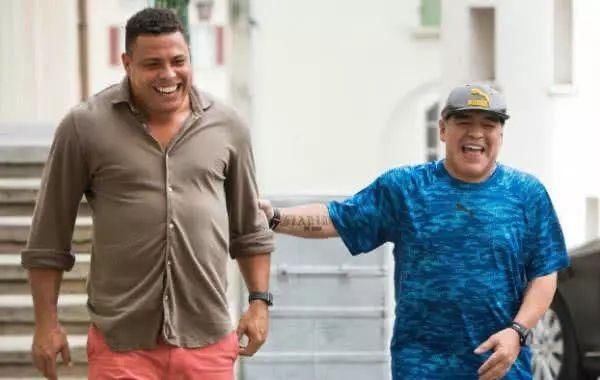 马拉多纳成俄罗斯世界杯最大看点,与小女友舌