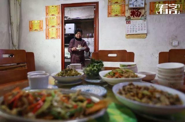 年夜饭里的亲情，一桌装不下