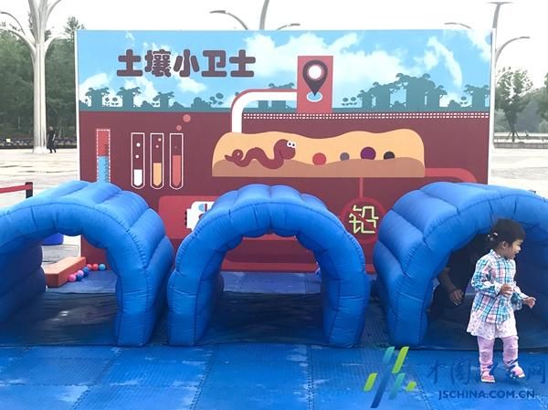 中国江苏网6月9日泰州讯 (刘悦 印锋) 由中华环境保护基金会、江苏省环境保护厅、安利(中国)日用品有限公司联合主办,泰州市环境保护局、共青团泰州市委员会、泰州市住房和城乡建设局协办,安利泰州分公司承办的安利环保嘉年华活动于6月9日-10日在天德湖公园南广场举行。 作为全国首创的环保互动教育主题乐园,安利环保嘉年华融互动性环保体验与知识型嘉年华为一体。自2009年启动以来,已在113个城市,举办了199场活动,吸引超过1,099,345个家庭、3,108,766名公众参与。成为了中国环