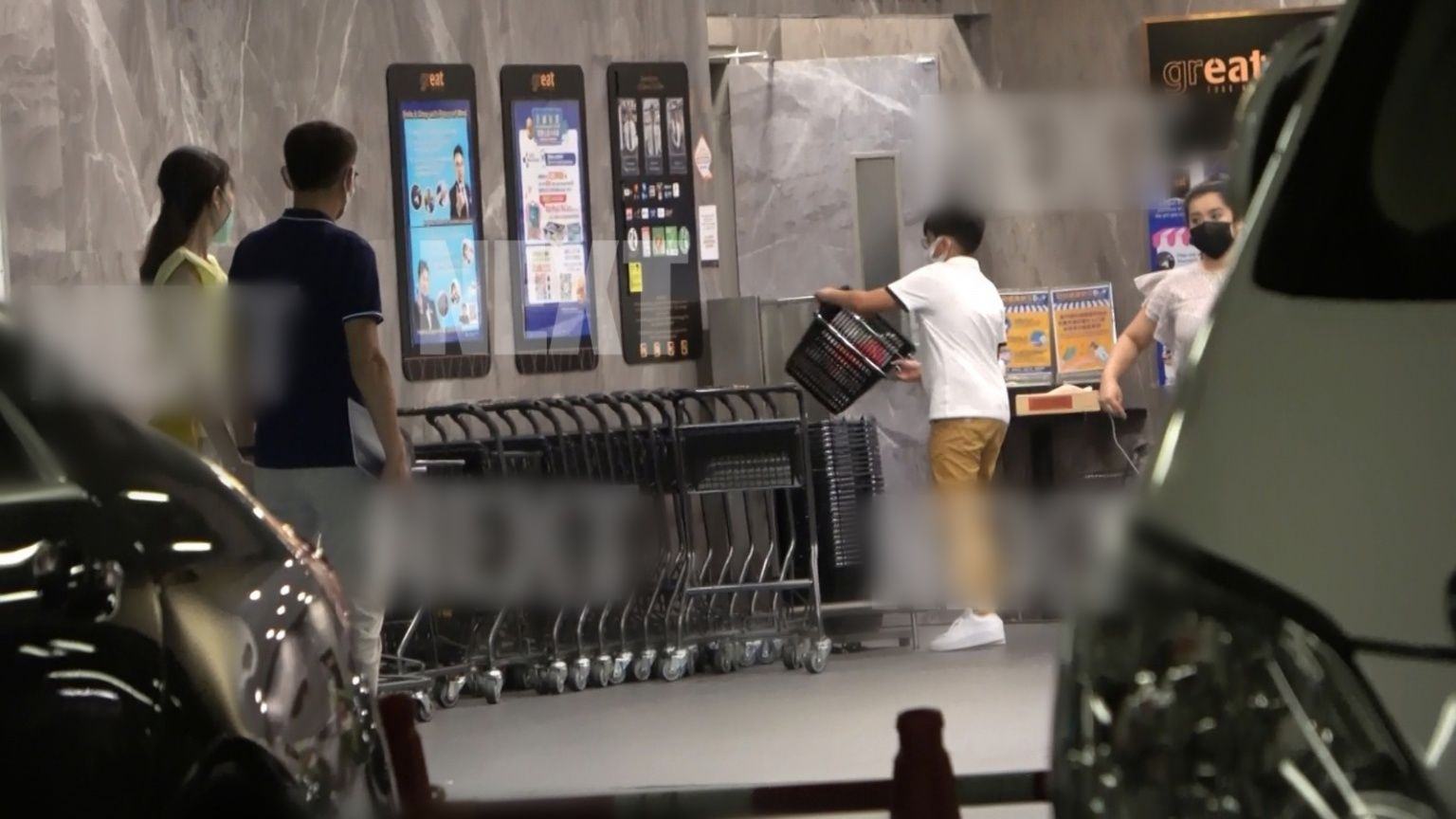 严管百亿富三代！李嘉欣夫妇携子购物，9岁许建彤独立自主很懂事