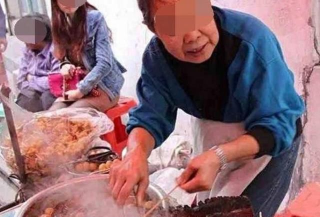 农村阿婆靠这种卖脏兮兮的美食，却养活了85岁的自己，你吃过吗？