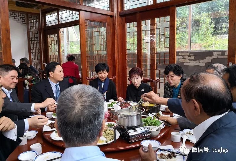 洪秀柱参观高黎贡山茶博园 亲手压制高黎贡山普洱茶收藏留念