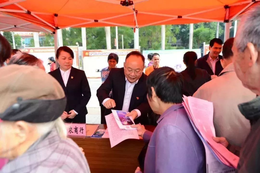 岑溪农商银行积极参与我市深化扶贫领域腐败和