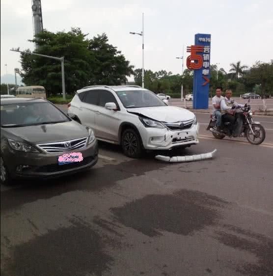 途观马路遭比亚迪追尾，反差太大，网友：“厉害了 我的比亚迪”