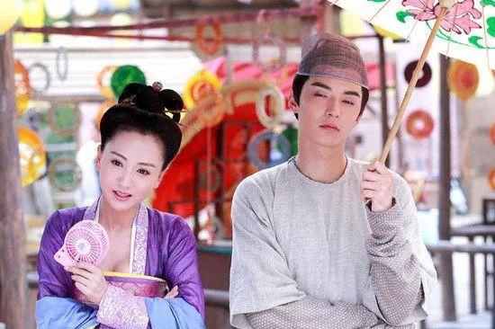 看明星片场如何花样避暑?杨幂脱得只剩背心,赵