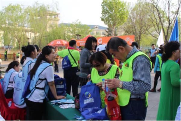 河北唐山海洋国际旅行社主办首届爱唐山徒步旅游大会在南湖举行