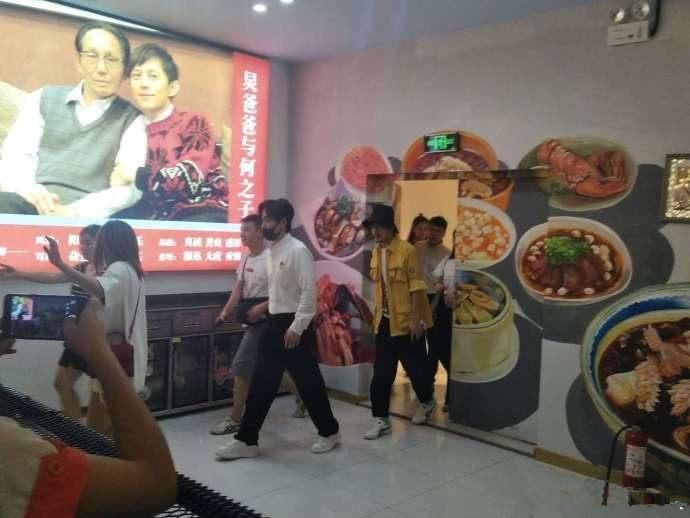 网友偶遇朱一龙白宇吃小龙虾,一同现身何炅爸