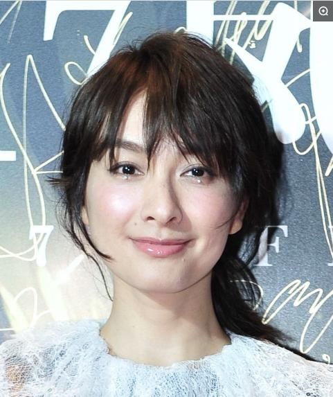 吴昕镶珍珠在脸上张雪迎着透视裙,而其他参加