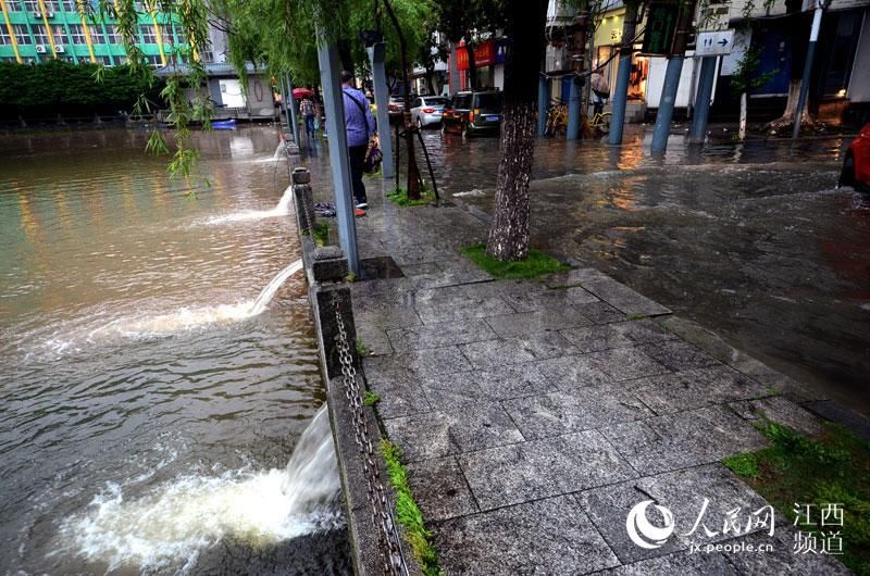 高清图：南昌遭遇强降雨开车如行船宝马车涉水趴了窝