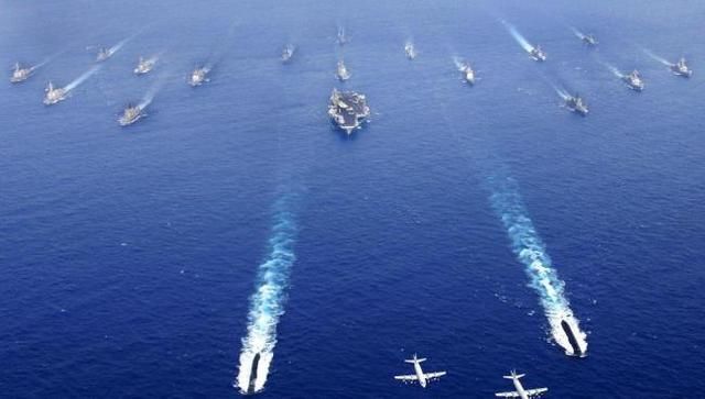 航母在海上遇到强台风会怎么办?是掉头回港,还