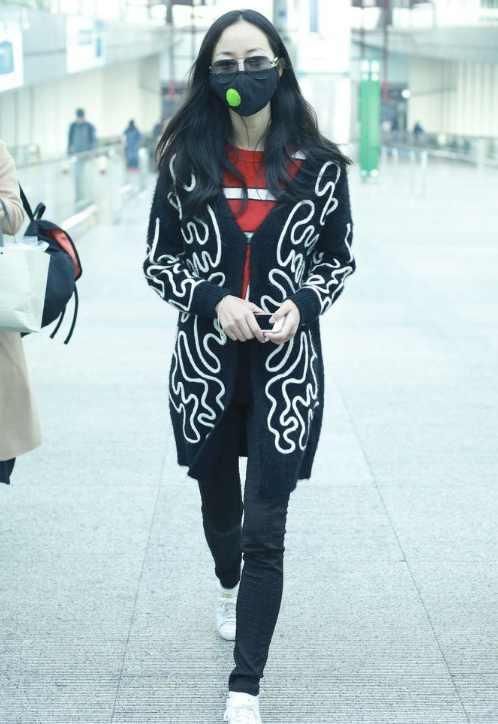 韩雪现身机场,着装低调,身材纤细,造型有点显老