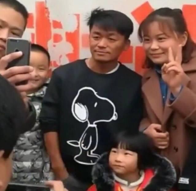王宝强过年回农村老家参加同学聚会,一件小事就能看出