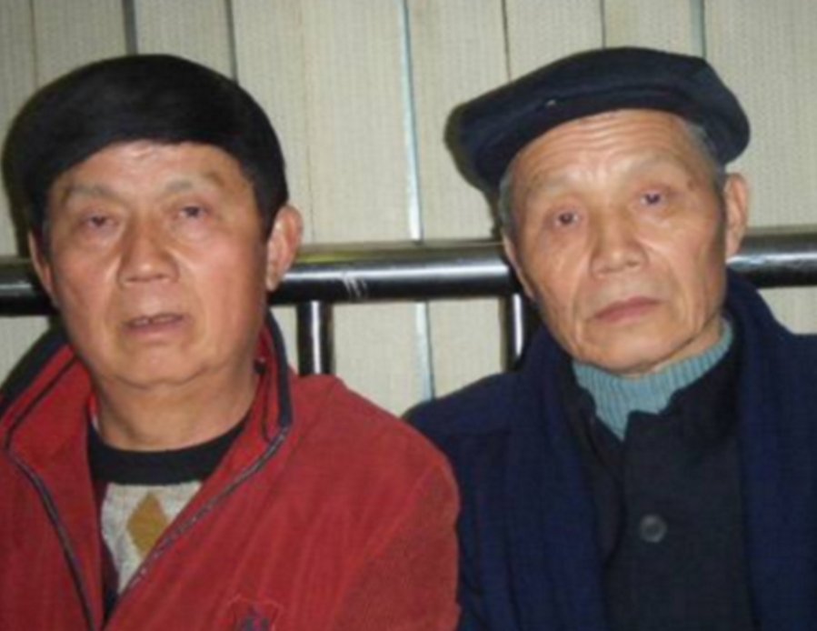 成龙回老家认祖归宗,两个哥哥家里寒酸,至今都