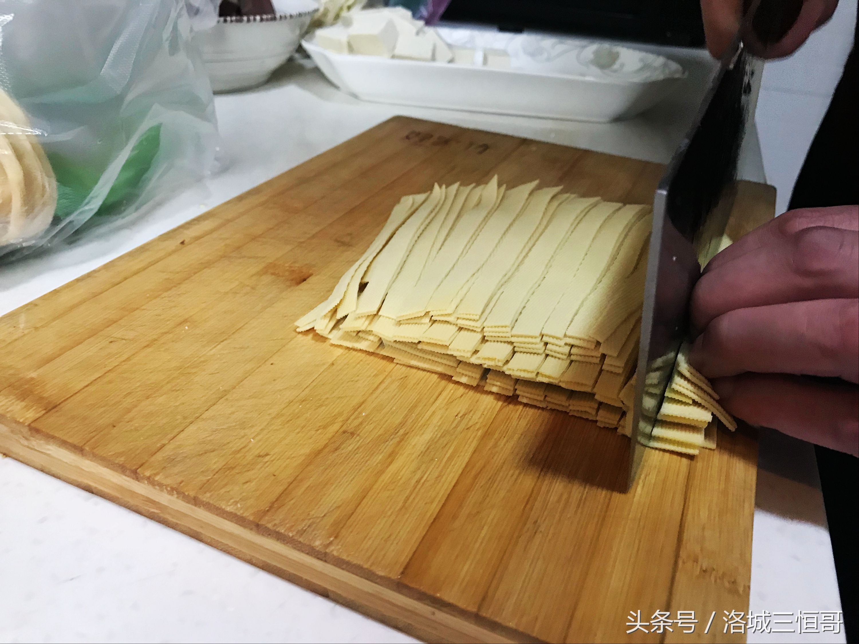 让我跟大家一起分享美食《火锅鱼》的做法吧，聚在一起吃火锅了