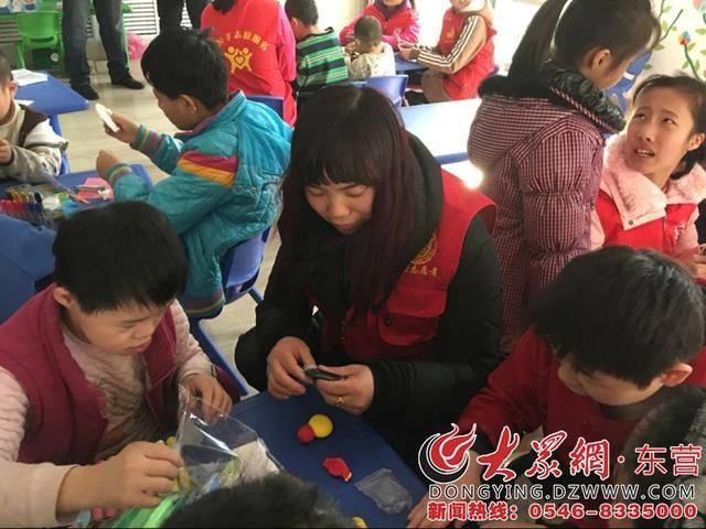 东营手拉手爱心服务团队为市福利院孩子们送去