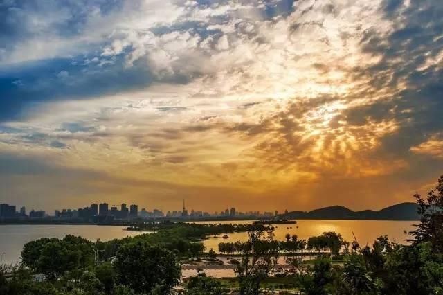 gdp增速_2017年昆山gdp数据(2)