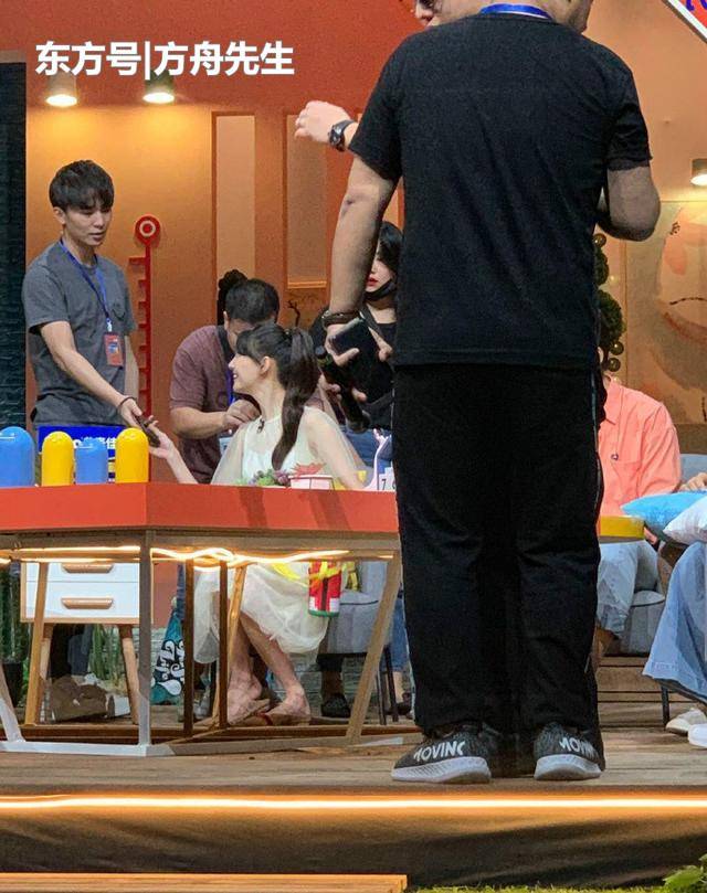 郑爽再穿裙子、背书包像极了清纯的小学妹,张