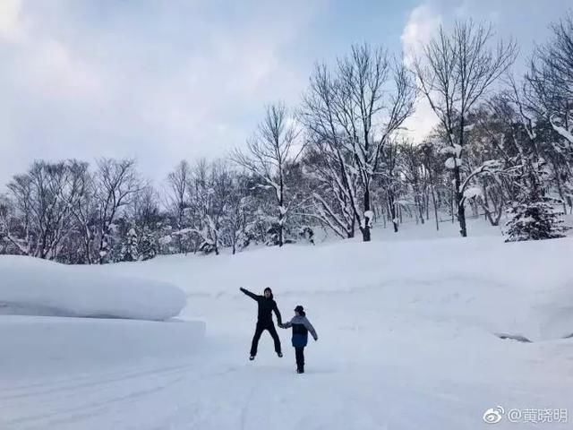 baby黄晓明和妈妈雪地牵手走,但邓伦孙怡却鲜