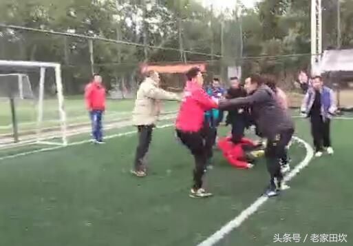 足球青训史上黑暗的一天,比赛造假,家长手持木