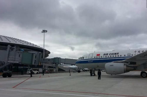 我国海拔最高的机场,海拔高度4411米,机组人员