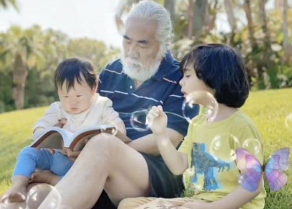 69岁张纪中喜得千金，妻子透露备孕艰辛，两年三次试管很痛苦