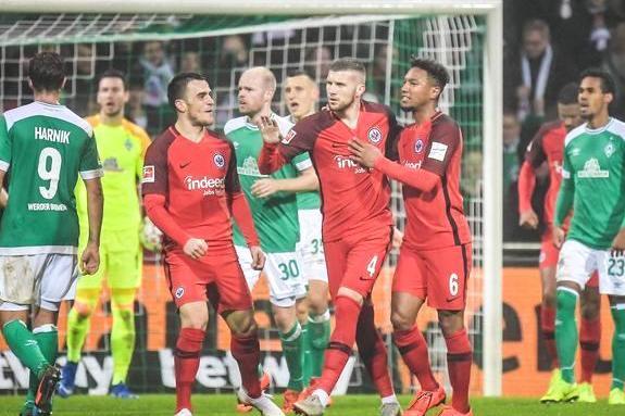 法兰克福足球队在下半场比赛首次出现失误