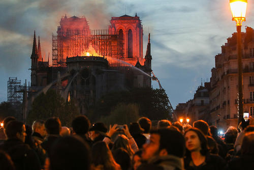 【图集】法国巴黎圣母院发生火灾,市民驻足祈