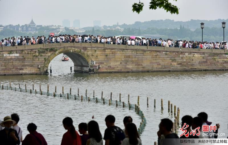 杭州西湖迎来“五一”旅游潮