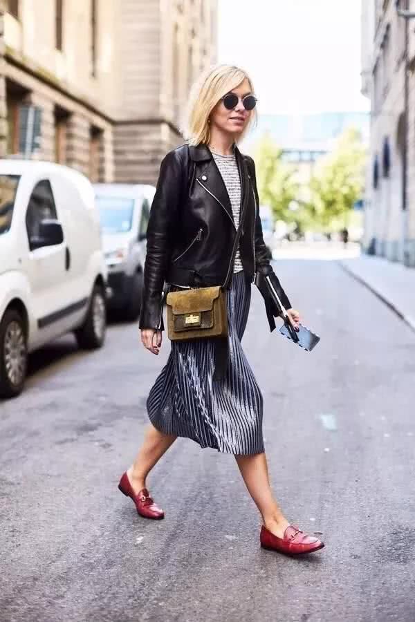 春季就是要穿裙子,百褶裙搭配平底鞋,演绎春季