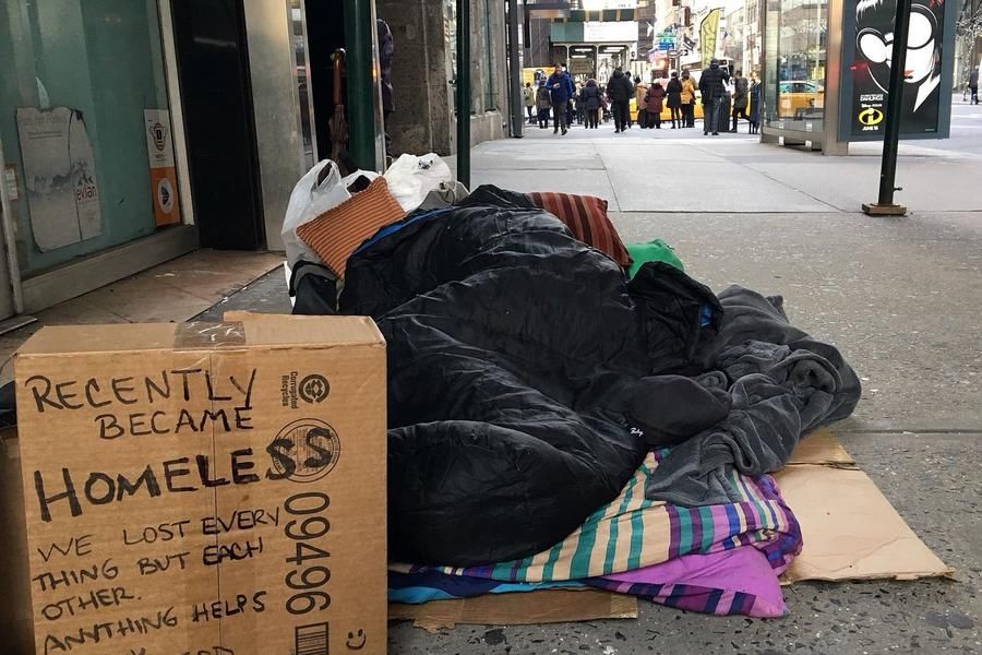 纽约持续低温 流浪者露宿街头捱寒冬