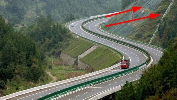我国湖南省正在修建一条高速,途经7站,于2019