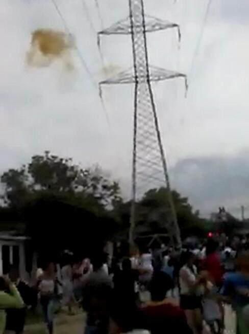 男子因抑郁症爬上高压线塔想自杀,后改变主意要下来时触电身亡