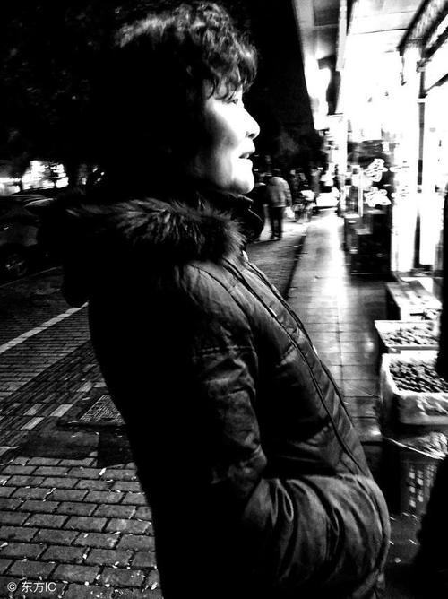 他找算命先生跟他算命,算命先生算到不敢做声