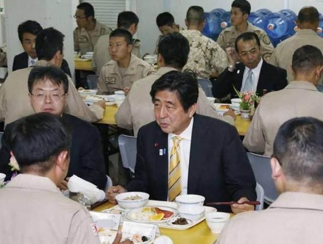 各国领导人视察军情:特朗普上台倾情演讲,普京