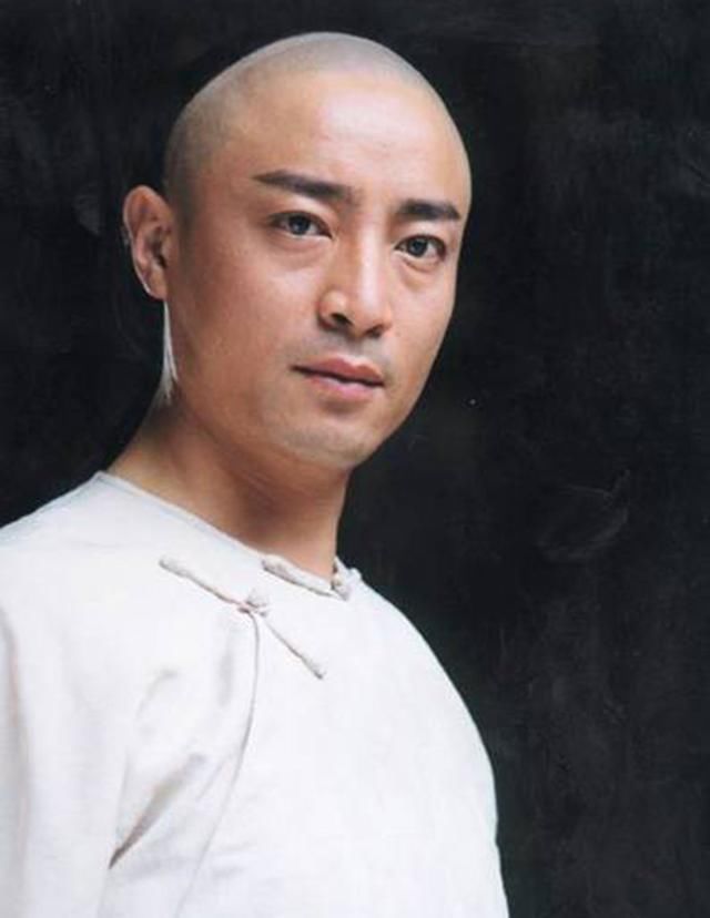 他是古装英雄专业户,明明长着男主脸,却是领盒