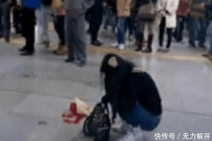 男子手拿鲜花等女友到来，随后见到女友后，男子你怎么不化妆