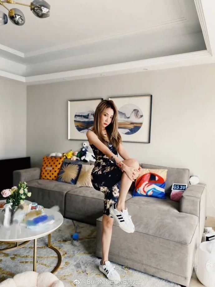 吴亦凡、热狗疯狂带货这双鞋！最快上脚女神，还是朴山多拉！