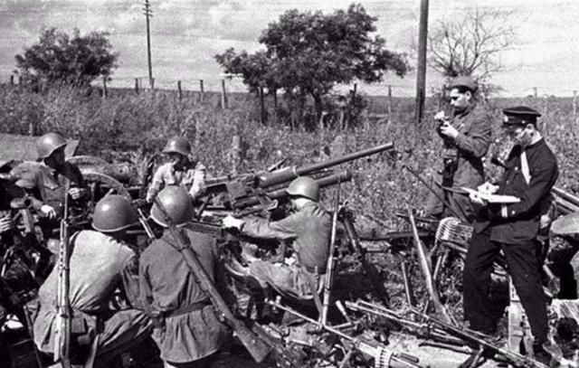 日军敢和中国军队拼刺刀,为啥看到苏联人就怂了,只因毛子会这招