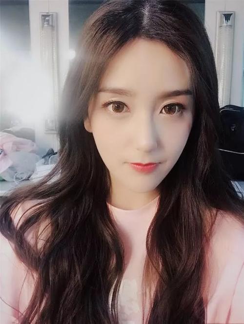 游戏圈美女||轶事主持Rita晒自拍美照:今天是黑美女花圈头图片