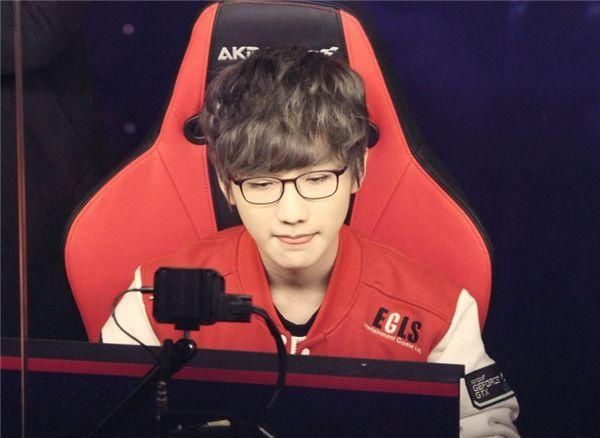 SKT小花生将转会NB?NB官博澄清:打个招呼而