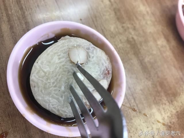 泰国华人小馆品尝一款“潮汕美食”，看着有些怪，吃起来真是香！