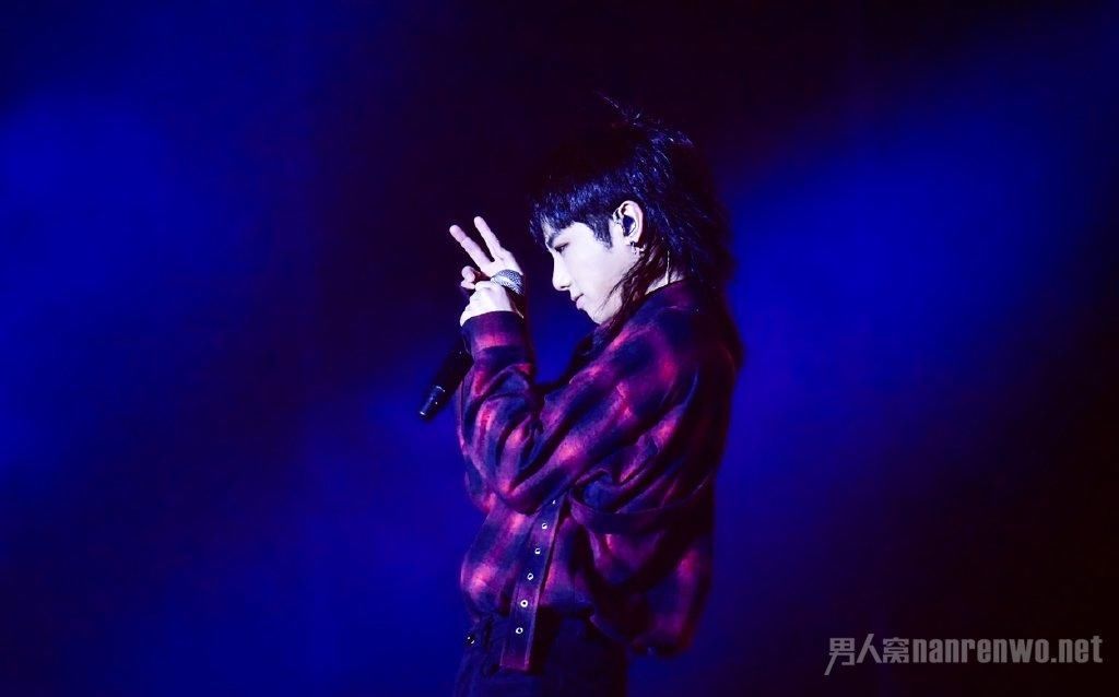 华晨宇2018郑州奇迹演唱会穿搭 红色格子复古