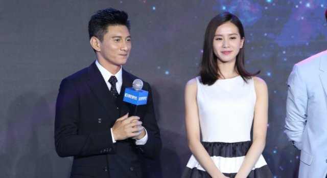吴奇隆粉丝合影,被强挽后做法暖心,网友:这波操作加分 博狗bodog备用网址
