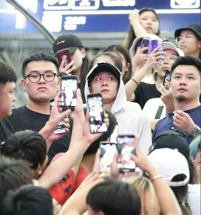 张一山刚下飞机,被粉丝围堵,寸步难行 龙8国际娱乐pt老虎机