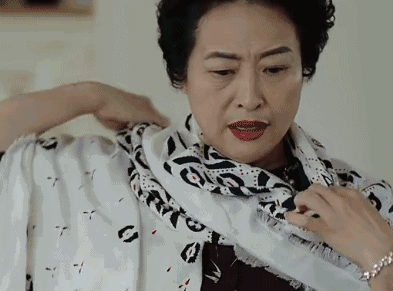 "看到lv包包更是两眼放光,让人不禁感叹这个老太太太真识货!