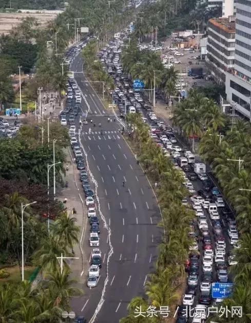 海南发生了什么？1万辆车滞留街头车主吃睡在路边