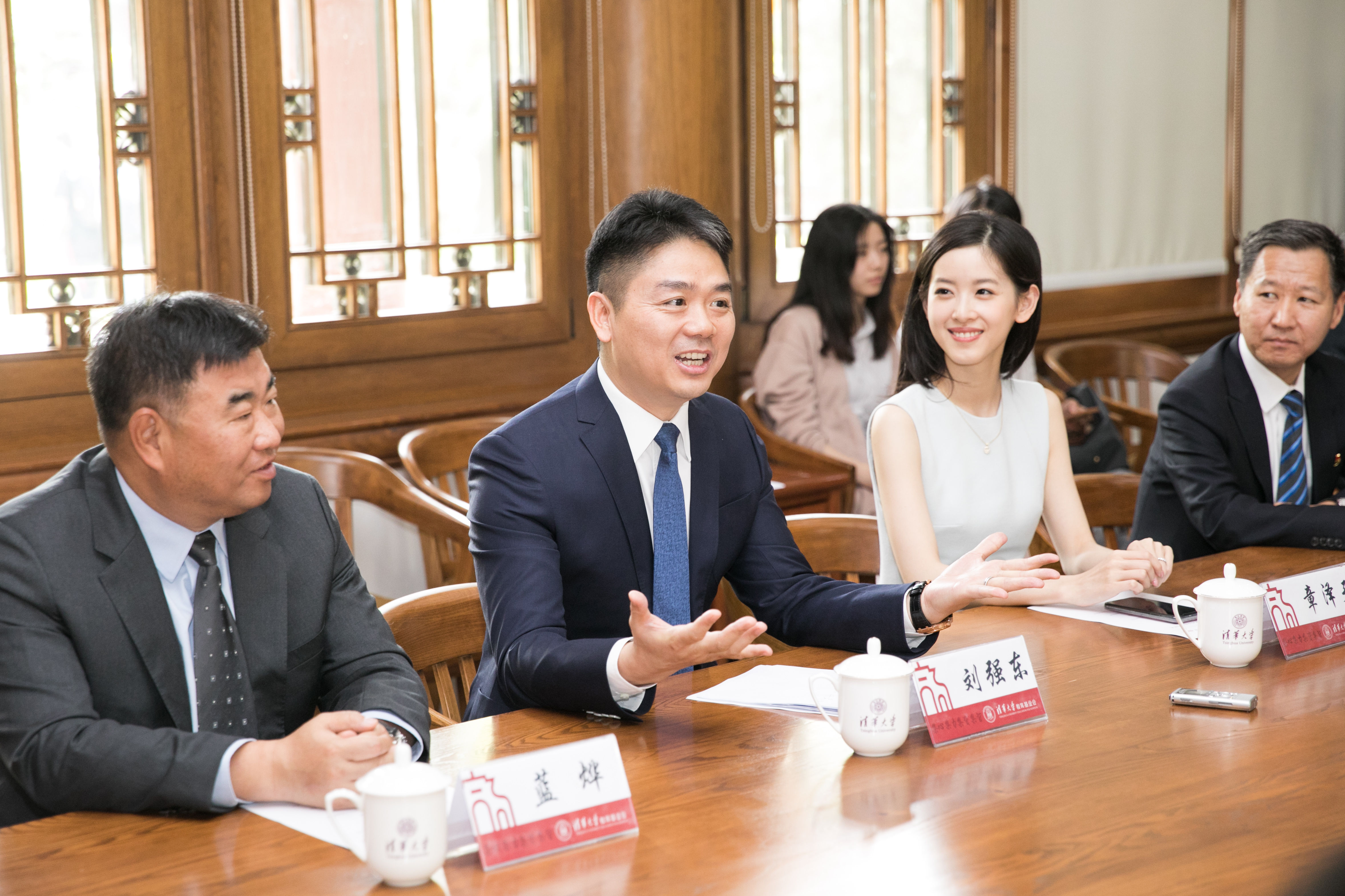 刘强东与夫人章泽天宣布向清华大学捐赠2亿元