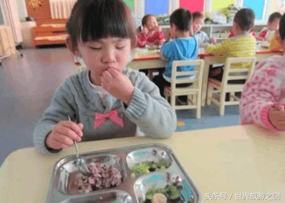 幼儿园老师群里发午餐照片,大人看着都不想吃